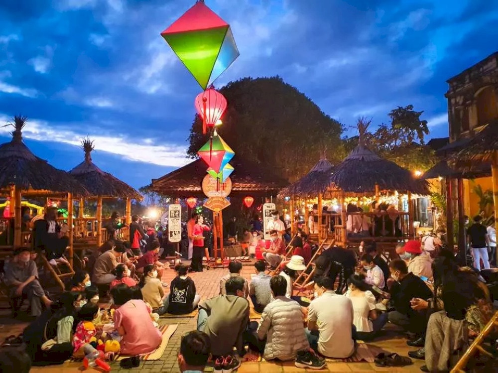 Visitors can watch programs featuring folk music